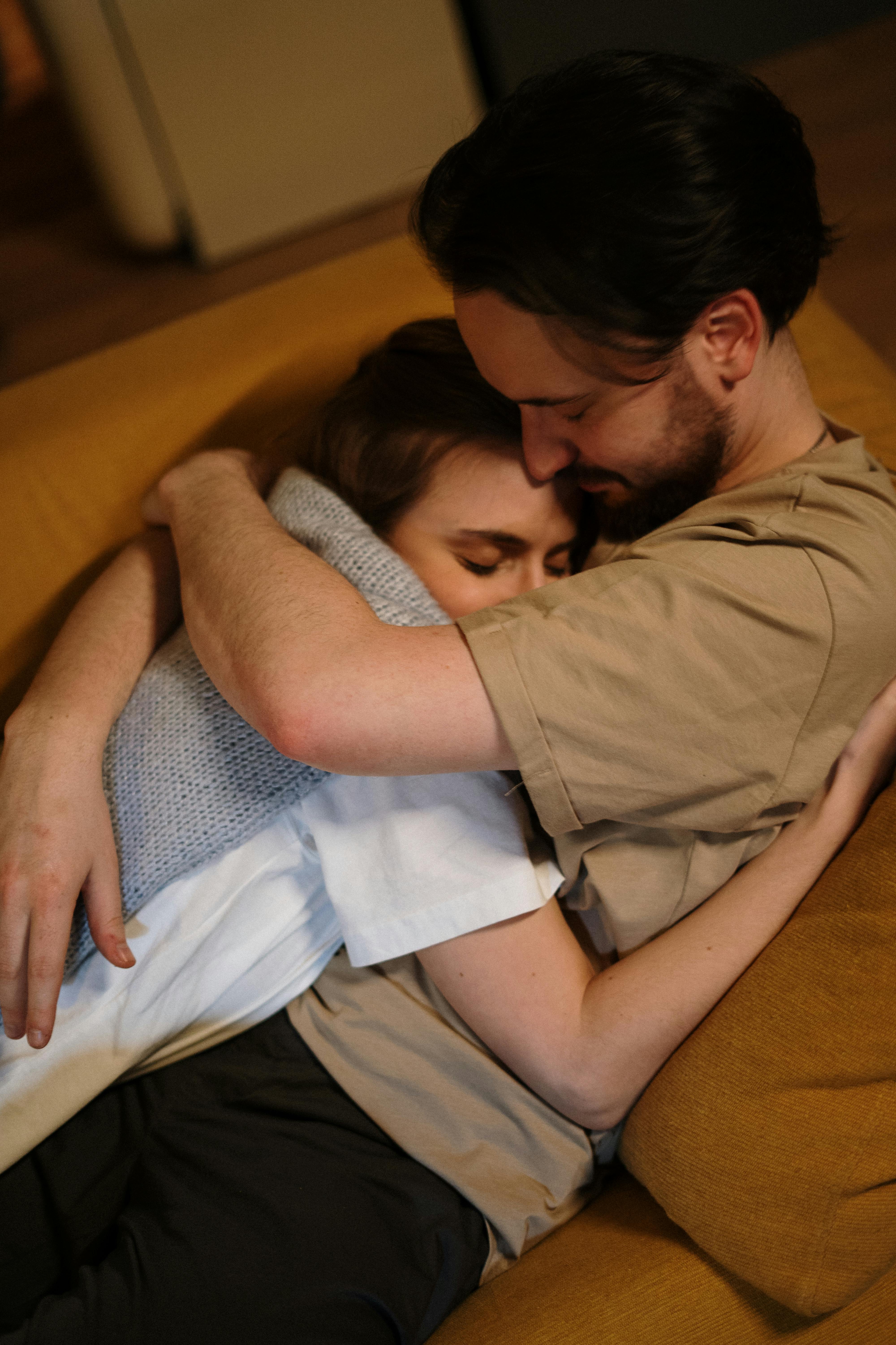 Pareja tranquila en su hogar